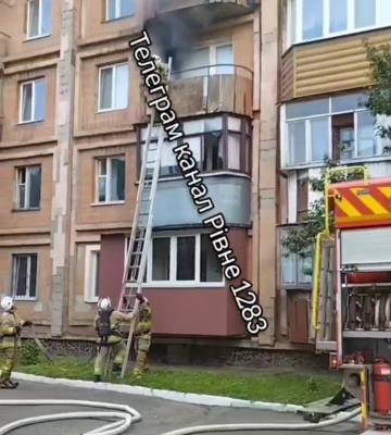 Пожежники у Рівному лізуть на балкон, бо горить квартира