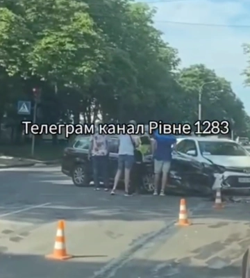 ДТП у Рівному: зіткнулися два легковики (ВІДЕО)