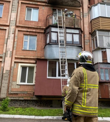 У Рівному рятувальники ліквідували пожежу на балконі третього поверху (ФОТО)