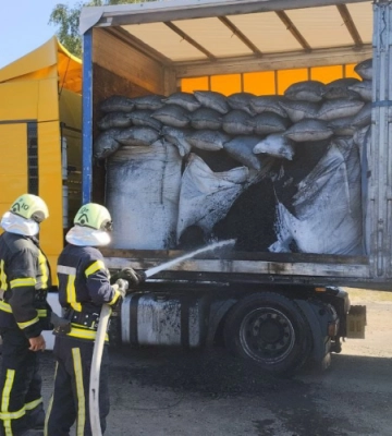 На Волині у причепі вантажівки горіли мішки з деревним вугіллям