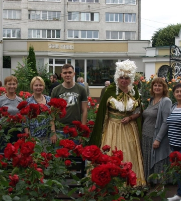 Княгиня з замку чи привид з підземелля? У Луцьку побувала незвичайна туристка з півдня України