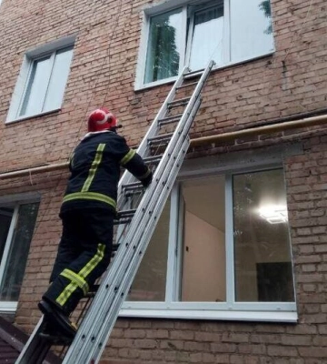 У Кропивницькому бійці ДСНС врятували жінку 1937 року народження