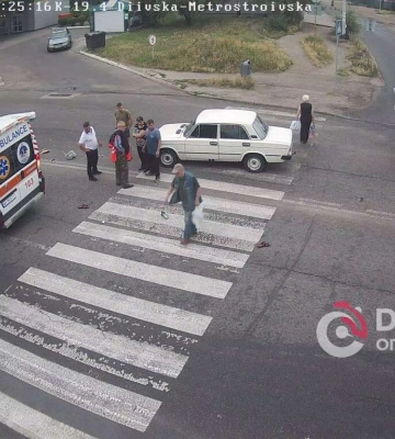 У Дніпрі на Метробудівській ВАЗ збив велосипедиста: відео моменту ДТП