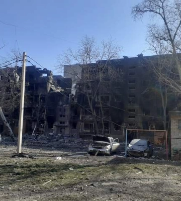Переробляють залишки будинків з тілами людей: окупанти в Маріуполі будують собі житло з кісток