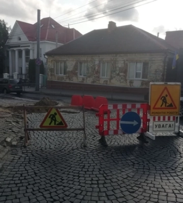 У центрі Луцька  – перебої з водопостачанням: шукають місце пориву
