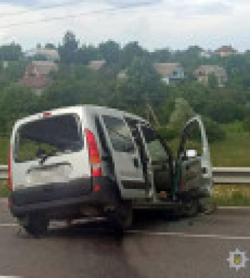 На Хмельниччині у ДТП постраждала родина: двоє загинули, ще двоє у лікарні. ФОТО