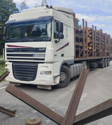 На Сарненщині поліцейські вилучили вантажівку із незаконною деревиною