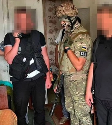 Залякував і водив на «розстріли». СБУ затримала колаборанта, який допомагав армії РФ знущатися над жителями Миколаївщини