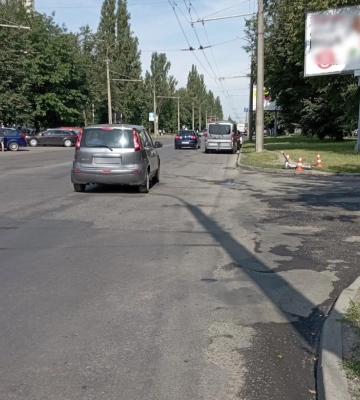 У Луцьку автівка збила 21-річну дівчину на електросамокаті: вона у лікарні