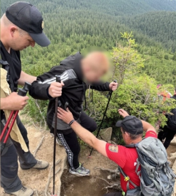 Гірські рятувальники двічі допомагали травмованим людям спуститися з Говерли