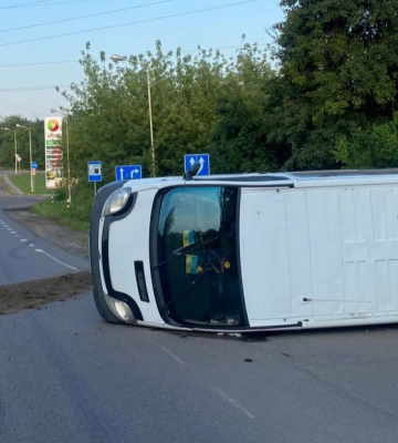 На Волині фургон вилетів на зустрічку, зіткнувся з автівкою і перекинувся: 21-річна дівчина в лікарні