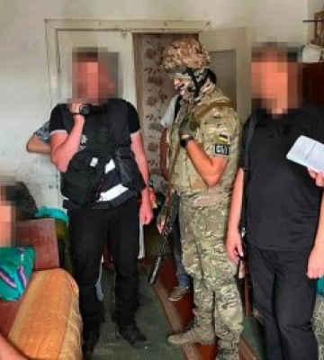 Залякував і водив на «розстріли». СБУ затримала колаборанта, який допомагав армії РФ знущатися над жителями Миколаївщини