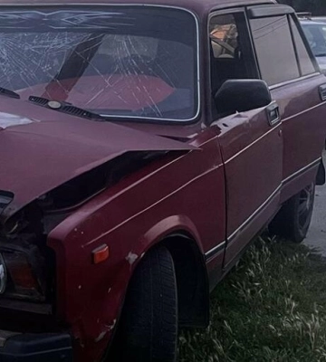 ВАЗ у Кременчуці в’їхав у стовп: до лікарні відвезли двох неповнолітніх пасажирів