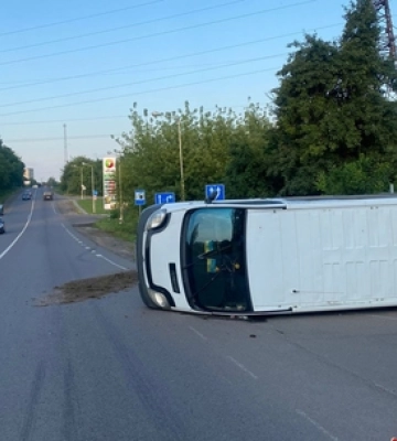У Нововолинську внаслідок аварії перевернувся бус, пасажирка – в лікарні 