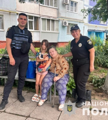 Запорізькі поліцейські евакуювали маломобільну бабусю зі Степногірська