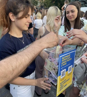 Танцювали понад півтисячі полтавців: на театральній площі Полтави з благодійним концертом виступив відомий гурт ТНМК