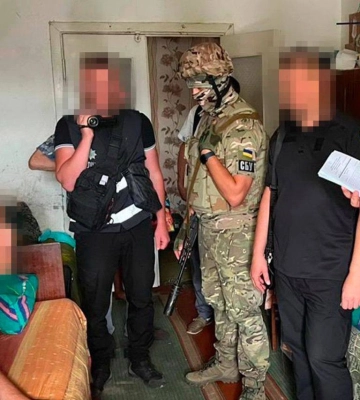 Залякував і водив на «розстріли». СБУ затримала колаборанта, який допомагав армії РФ знущатися над жителями Миколаївщини