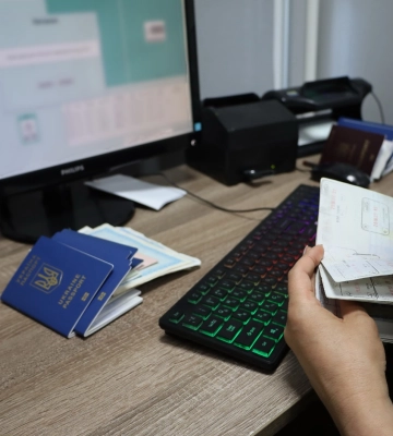 Чоловіки призовного віку намагаються використовувати літніх людей, щоб виїхати за кордон