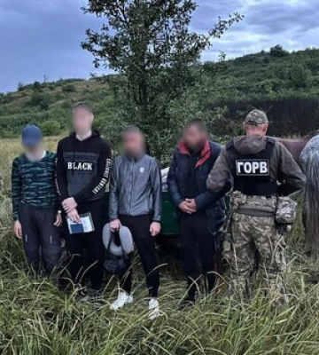 Троє ухилянтів, заплативши по 4,5 тис. дол., намагались виїхати в Молдову гужовим транспортом, - ДПСУ. ФОТО