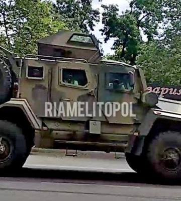 Пьяный российский солдат протаранил на броневике гражданское авто в Мелитополе 
