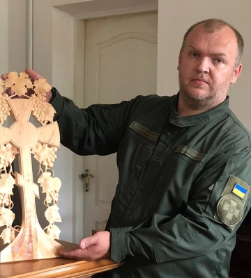 Коли дерево стає золотим: історія гвардійця з Волині, який створює іконостаси