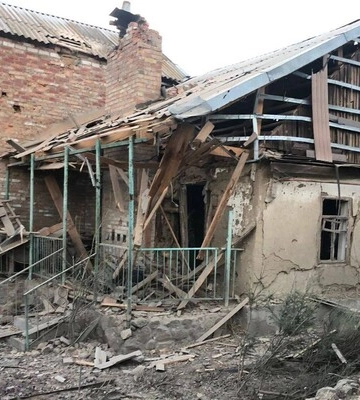 Никополь под вражеским огнем: Россияне ранили людей и повредили дома и предприятие