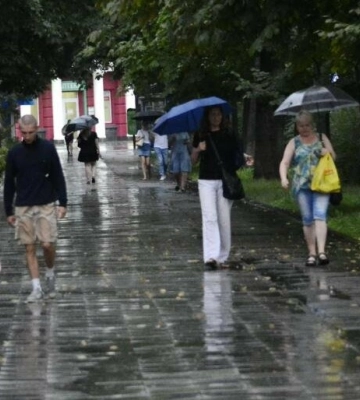 Візьміть парасольку та одягніться тепліше: на Полтавщині очікуються дощі з грозами та шквальний вітер