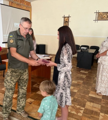 Орден за мужність посмертно: на Волині рідним військового Володимира Баса вручили нагороду Героя