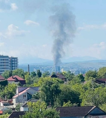 В Крыму опять пылает - налет стаи беспилотников: в Симферополе прогремели взрывы, а Крымский мост срочно закрыли. Видео