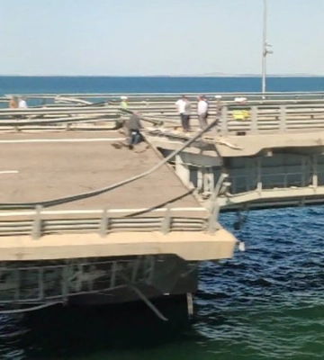 Движение по Крымскому мосту временно прекращено после взрывов на оккупированном полуострове — видео