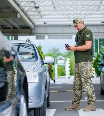 На Закарпатті двоє чоловіків намагались перетнути кордон за підробленими документами