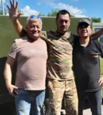 Рожищенські волонтери доставили захисникам автівки та передачі. ФОТО