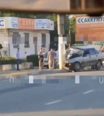 На центральном проспекте в Мелитополе столкнулись две легковушки, на Ломоносова машина врезалась в столб (видео)