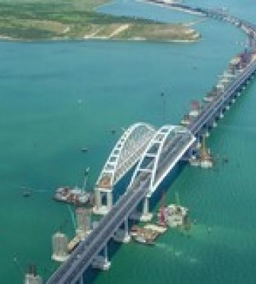 У районі окупованої Керчі збили ракету, на Кримському мосту зупинили рух