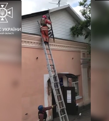 На Сумщині рятувальники допомогли прибрати аварійні елементи з покрівлі кафе