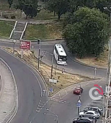 В Днепре на Курчатова автобус сбил двух пешеходов: видео момента