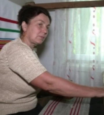 Родинна реліквія: як майстриня з Рівненщини створює полотна на 200-річному верстаті
