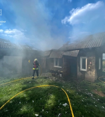 На Львівщині пожежа ледь не знищила три будівлі, - ФОТО