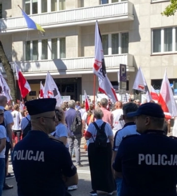 «Росія не є нашим ворогом»: проросійські сили у Варшаві провели мітинг біля посольства України. Сталися сутички 