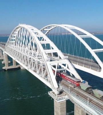 Вибухи в районі Кримського мосту: окупанти заявили про «збиту ракету» і перекрили рух в обидва боки (відео)