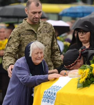 Сльози переплелися з дощем... Рівне попрощалося з двома Героями (ФОТО)