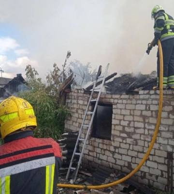 На Рівненщині згоріли дахи двох будівель