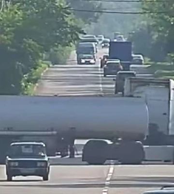 В Каменском бензовоз протаранил Mitsubishi: видео момента