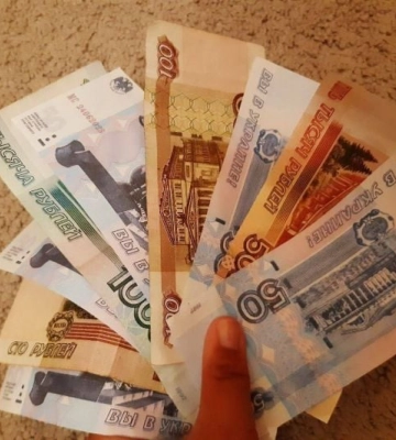 Вы в Украине: Мелитополь заполонили рубли с патриотичными надписями 