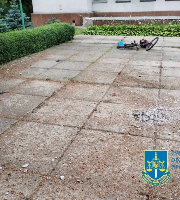 Окупанти скинули вибуховий пристрій у центрі Середина-Буди: поранено двох цивільних