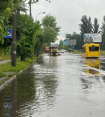 Ливень в Киеве: в Подольском районе подтоплена проезжая часть, движение затруднено