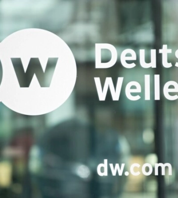 Оператор Deutsche Welle был ранен российскими кассетными боеприпасами в Украине – СМИ