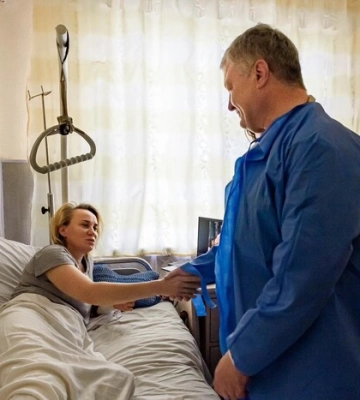 Порошенко привіз у госпіталь пораненій Марусі Звіробій знаковий український смаколик