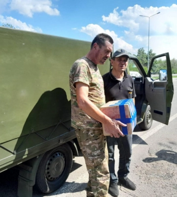 Волонтери з Рожища доставили захисникам автівки та передачі