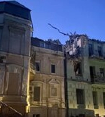 Ракетная атака на Одессу. Есть жертвы, россияне попали в дома, автомобили и собор – фото